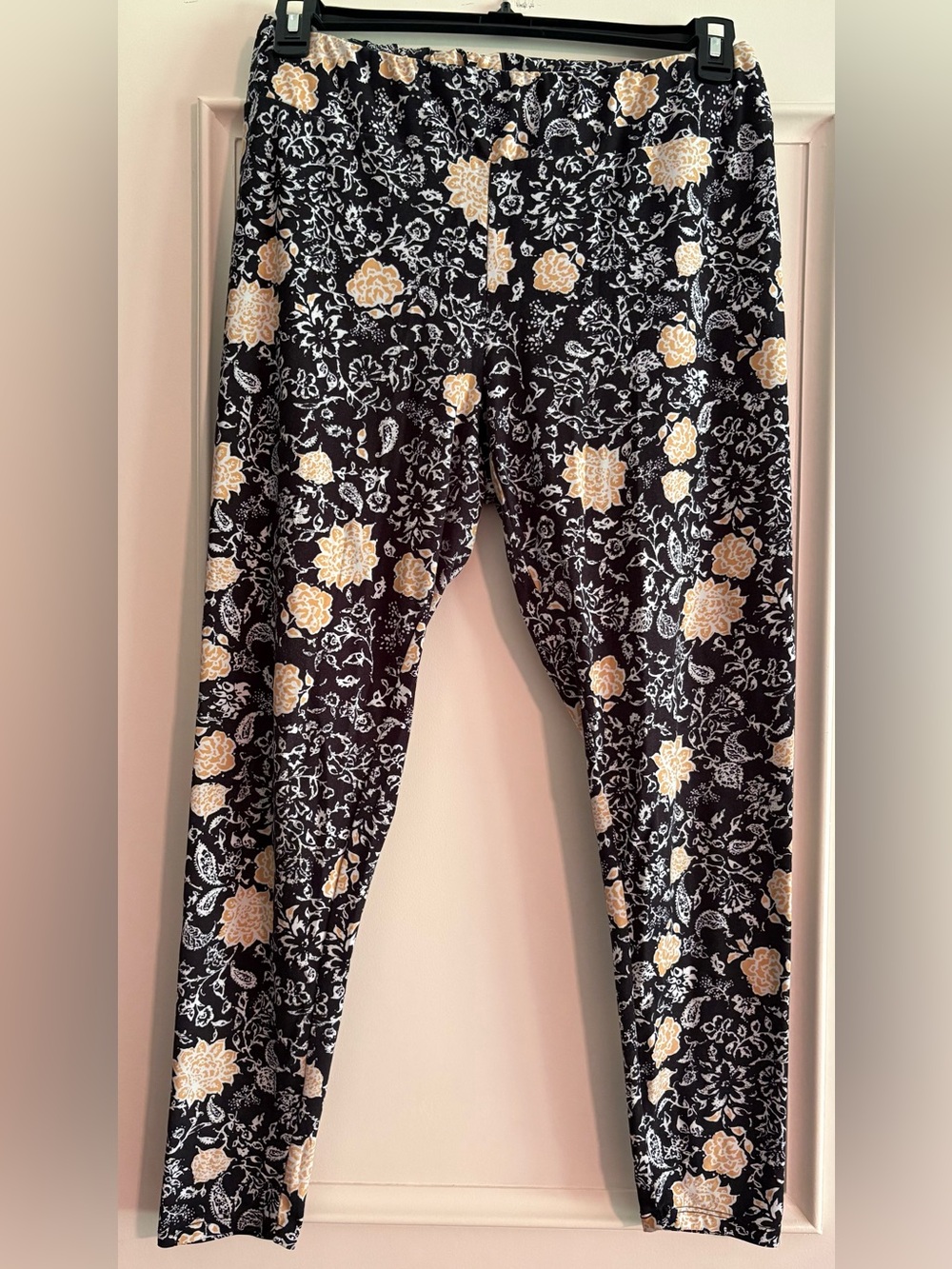 Women’s Plus Size Black Floral Print Leggings with Cream Flowers